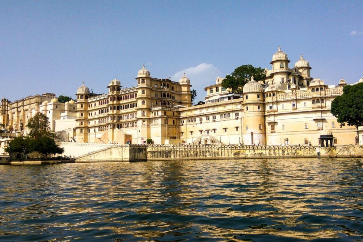 Why is Udaipur known as the 'City of Lakes'?