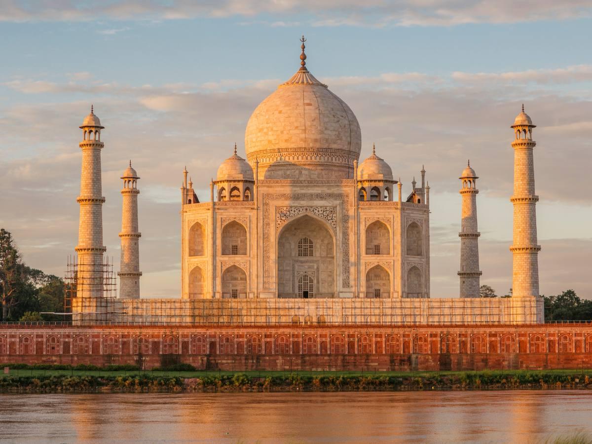 10 Must visit attractions in Agra